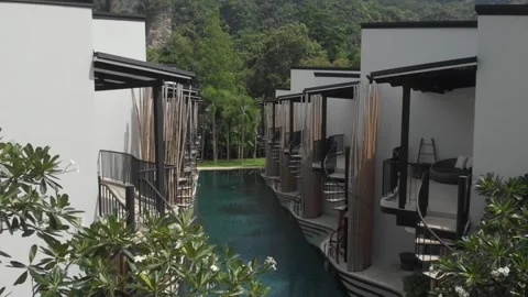 Pool between villas 動画素材 260430333