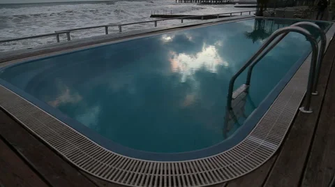 Pool with blue water on the background of a storm in the Black sea in Sochi Vidéo 48989091