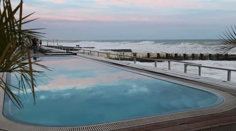 Pool with blue water on the background of a storm in the Black sea in Sochi Vidéo 48989618