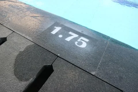 Pool depth sign, Water depth mark on pool edge Foto stock