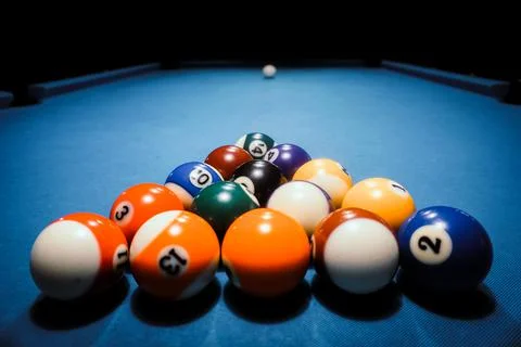 Pool game - balls in triangular shape on a table Foto stock