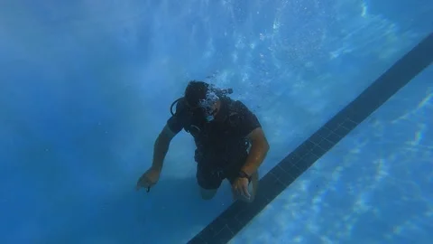 Pool Maintenance 004 Vidéo 237945932