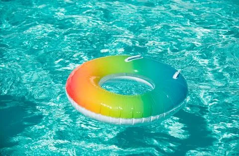 Pool ring in cool blue refreshing blue pool. Blue aqua textured background. 스톡 사진