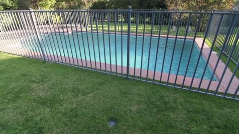 Pool safety fence Видео 77045833