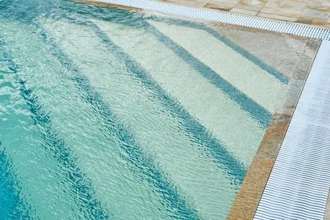 Pool steps beneath clear blue water. Foto stock