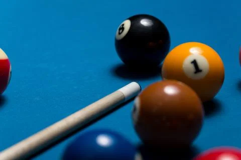 Pool table with balls and cue stick Foto stock