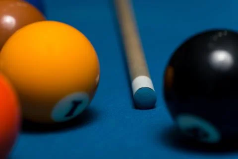 Pool table with balls and cue stick Foto stock