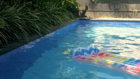 Pool water closeup. Hotel pool in the tropics. luxurious hotel pool 库存影片 125901619