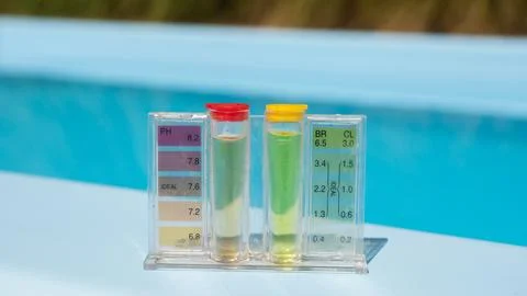 A pool water testing kit shows pH and chlorine levels with colored indicators 库存照片