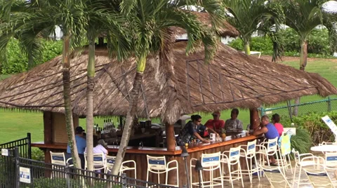 Poolside and ocean side bar, serving drinks Vidéo 35175829