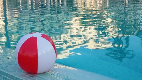 Poolside inflatable red and white ball  库存影片 294635146