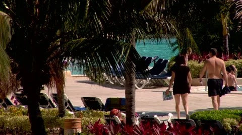 Poolside resort vacation couple and children Video stock 40668926