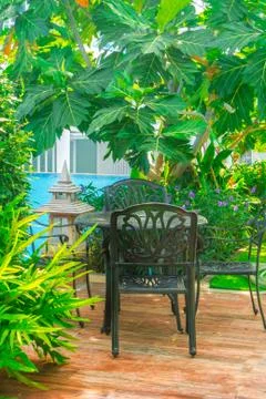 Poolside tables set. Foto stock