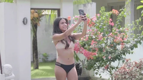 Poolside texting C0003-01 스톡 동영상 113596498