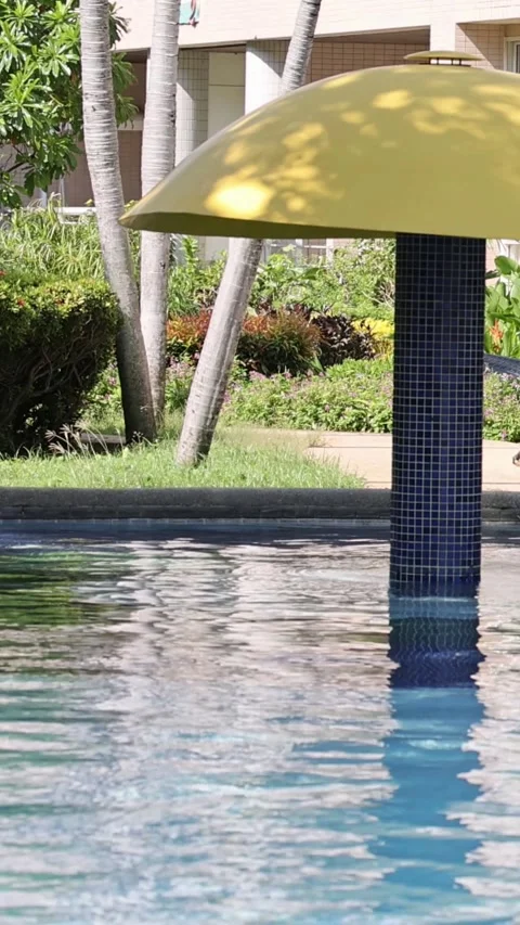 Poolside Umbrella and Water Ripples Vidéo 304399093