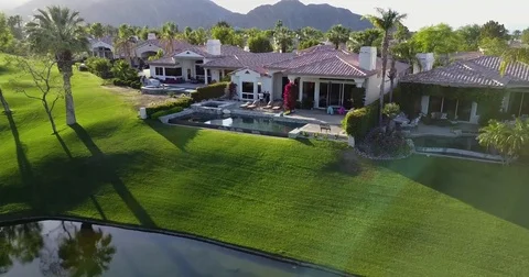 Poolside villa on a golf course lawn in Coachella, California Vídeos de archivo 74734799