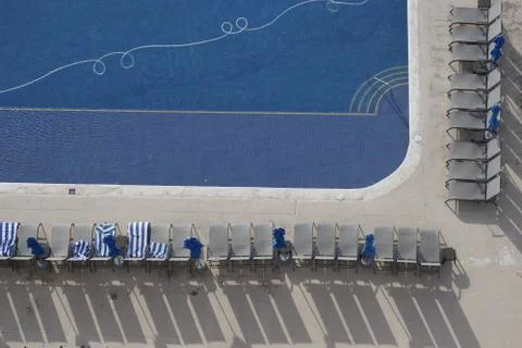Poolside wth empty chairs seen from top. Representing summer vacation. Foto stock