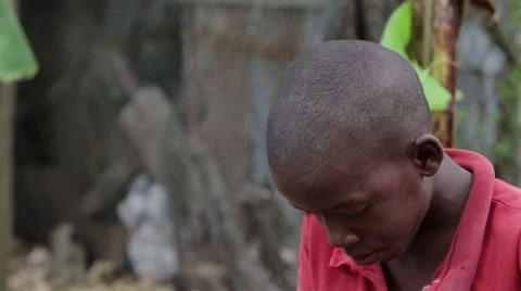 Poor Boy eats Food Vídeo Stock 40593028