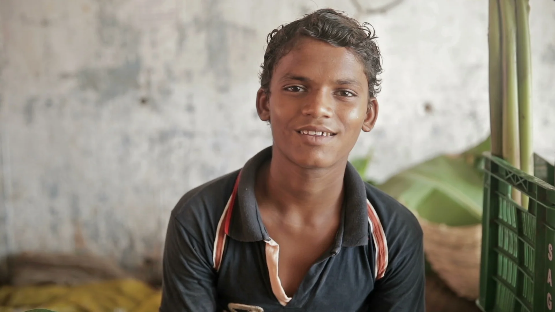 https://images.pond5.com/poor-indian-young-boy-selling-footage-085754102_prevstill.jpeg