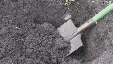 A poor man in sandals is digging a hole Vídeo Stock 194539984