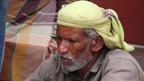 A poor man suffers because of the war and the siege in Yemen, Taiz Stock Footage 160061438