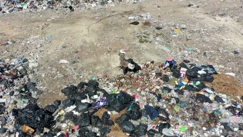Poor people sift through garbage Video stock 125037176