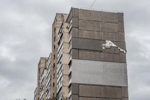 Poor quality external insulation of the house destroyed by the wind. Foto stock