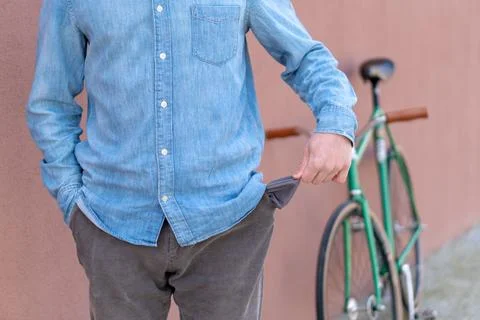 Poor young student empty pockets. Credit for housing or education. Last money Foto stock