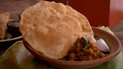 Poori served with Chana(chickpea) curry Vídeos de archivo 111412225