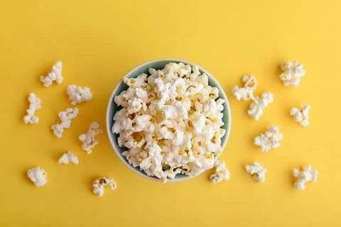 Pop corn in a bowl Фото