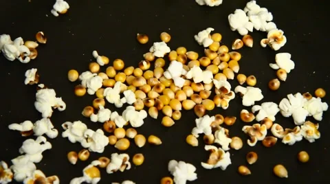Pop corn cooking in a black pan 動画素材 46938023