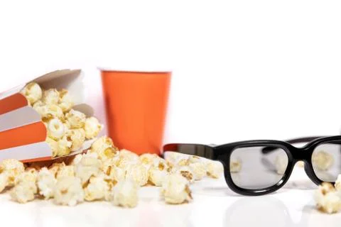 Popcorn and 3D glasses in front of white with copyspace 스톡 사진