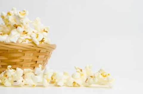 Popcorn in basket Fotos Stock