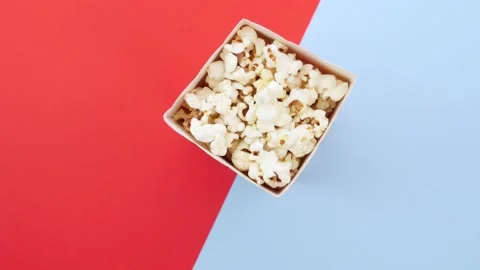 Popcorn in box on blue-red surface 動画素材 236285689