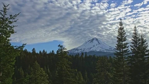 Popcorn cirrocumulus clouds light streaming on snowy mountain Mt. Hood 스톡 동영상 81845434