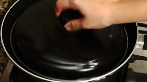 Popcorn cooking in a pan 動画素材 46937171