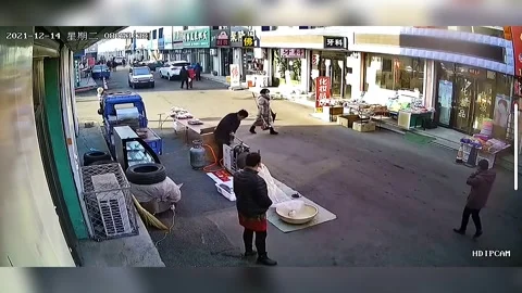 Popcorn explodes into sky as vendor fails to fix bag to machine in China Stock Footage 272974950