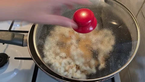 Popcorn in hot oil in a Teflon pan  Stock-Footage 157443565