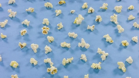 Popcorn pattern on blue background. Top view and close up rotation. 스톡 동영상 76589493