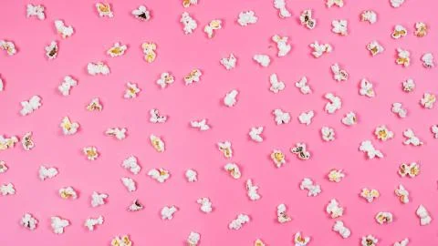 Popcorn on a pink background. Foto stock