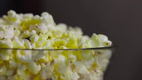 Popcorn in a plate, in motion,close up 動画素材 130839029