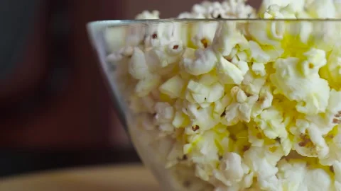 Popcorn in a plate, in motion,close up Video stock 130839283