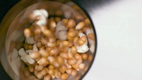 Popcorn popping inside the popcorn machine Video stock 171648038