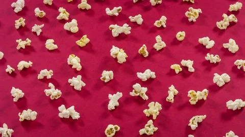 Popcorn in red background top view and close up rotation Video stock 76589417