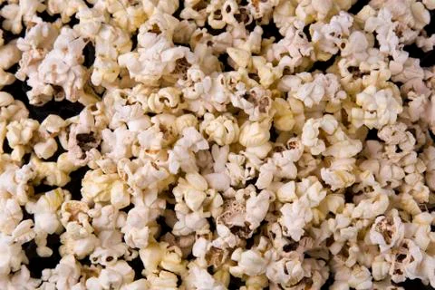 Popcorn texture background on dark table Foto stock