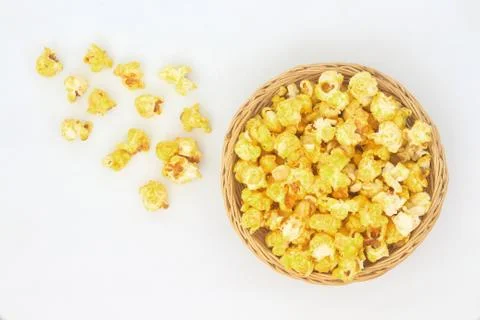 Popcorn in wicker basket. Foto stock