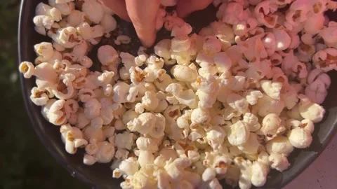 Popcorns cooking. Stockbeeldmateriaal 333183982