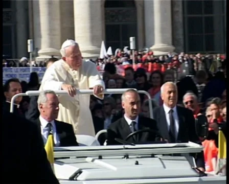 Pope John Paul II in 2001 at St Peters, before a Papal Mass Stockbeeldmateriaal 8929109