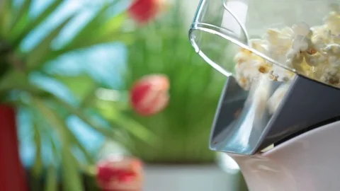 Popping corn with popcorn making machine - closeup 스톡 동영상 73458522