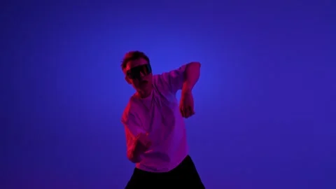 Popping dancer with robotic arm movements Video stock 345601835